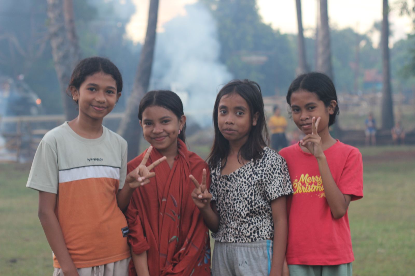 Children making peace signs